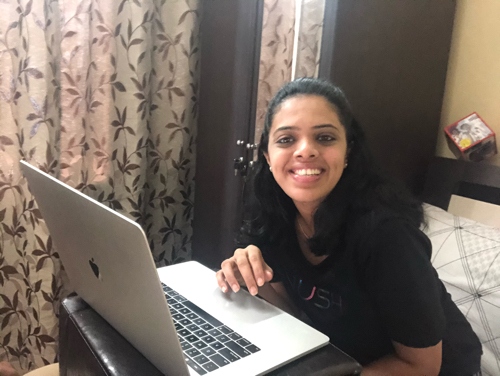 Sharanya Ramachandran, Líder de Marketing de Zoho Campaigns frente a su computadora